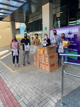 Foto 1 / Empresas presenteiam profissionais da saúde com chocolates